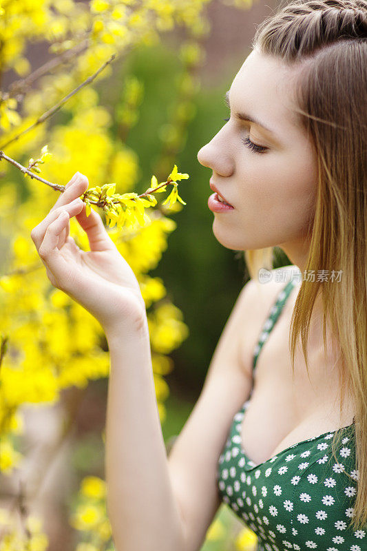 花丛中的美人