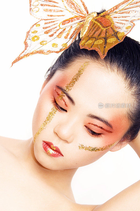 年轻的亚洲女子在头发上戴着蝴蝶