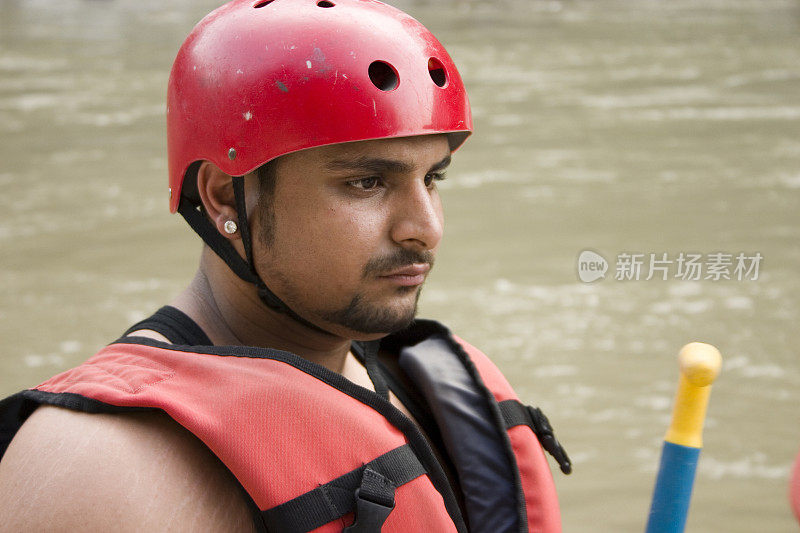 一个年轻的印度小伙准备去白水漂流