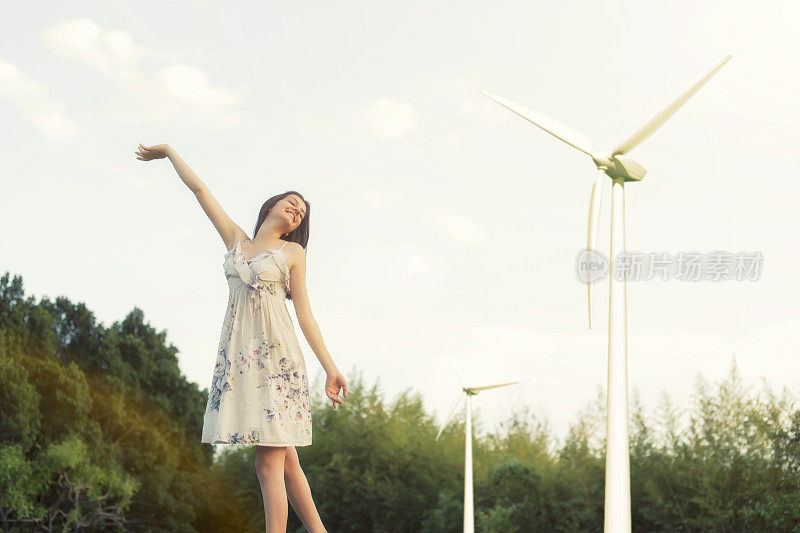 美丽的女人享受着大自然和新鲜的空气