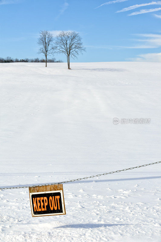 雪地上的“禁止入内”标志，限制冬季景观
