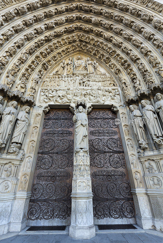 法国巴黎圣母院入口与使徒