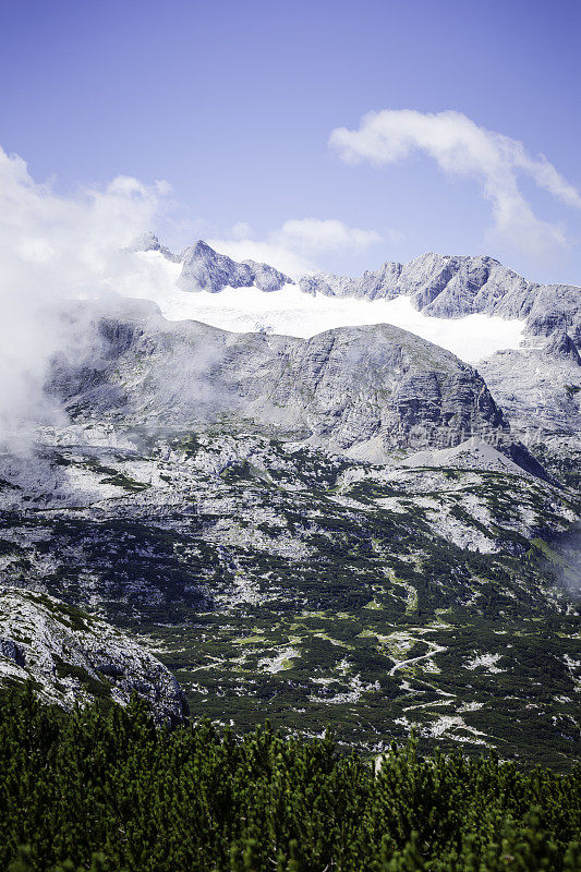 白雪覆盖的阿尔卑斯山