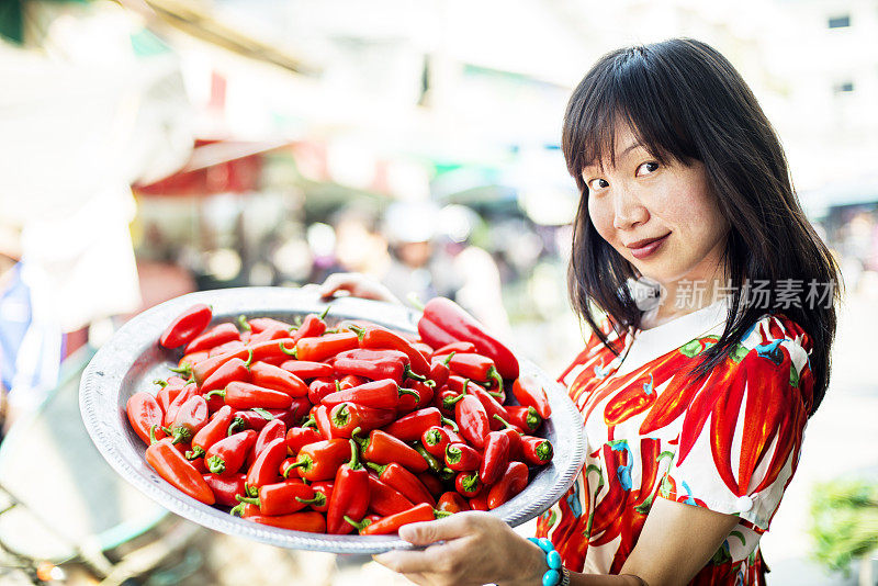 亚洲市场购物女