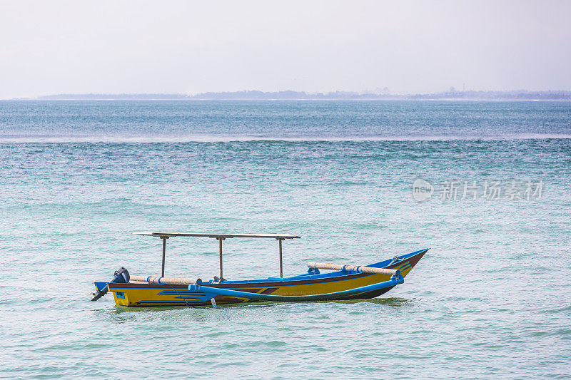 传统渔船停泊在印尼巴厘岛库塔海滩