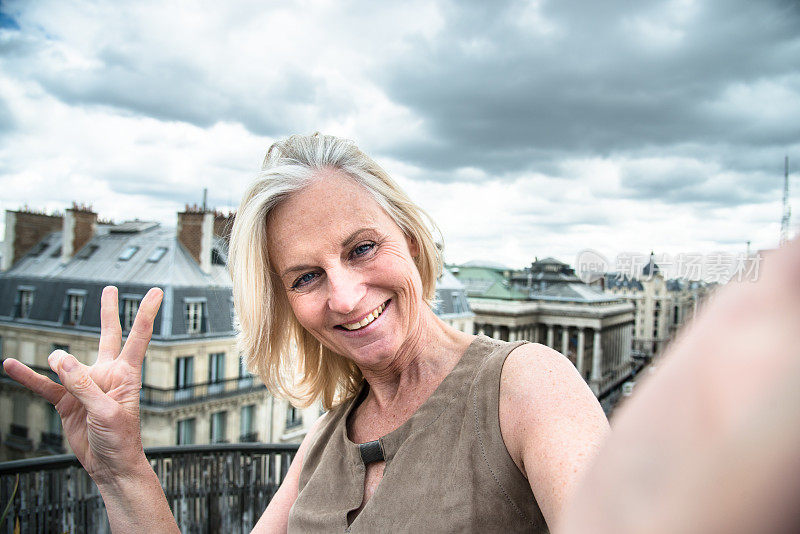 一名法国女子在巴黎屋顶上自拍