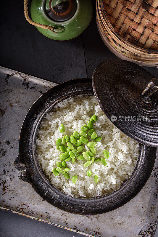 用铸铁锅煮毛豆米饭