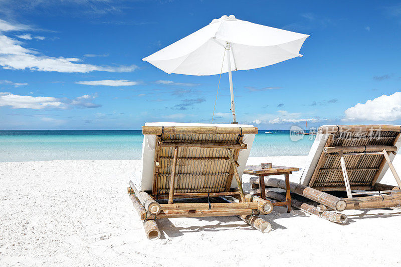 长滩岛热带海滩上的遮阳伞和躺椅