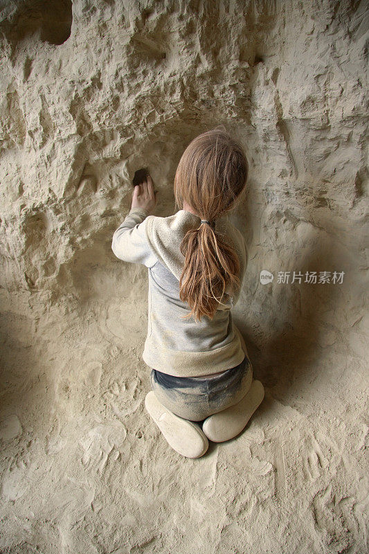 山洞里的小女孩