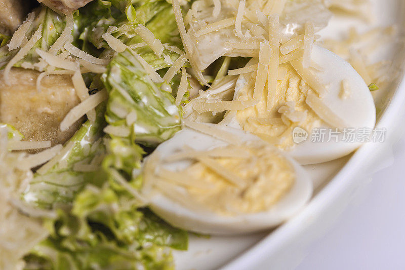 餐厅的食物。肉配绿色蔬菜，鸡蛋和碎奶酪