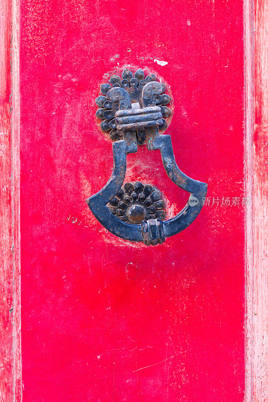 马耳他:红色门上的古董门环(特写)