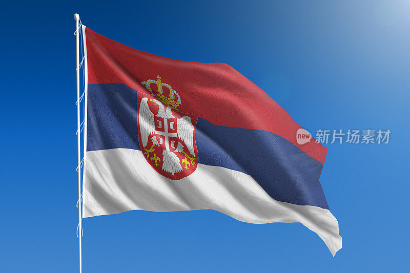 蓝天上的塞尔维亚国旗