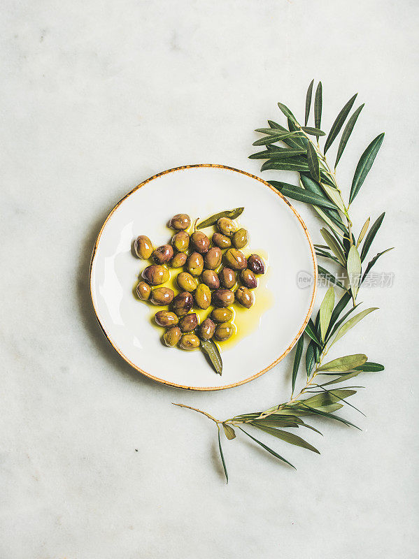 用初榨橄榄油腌制的地中海绿橄榄装盘