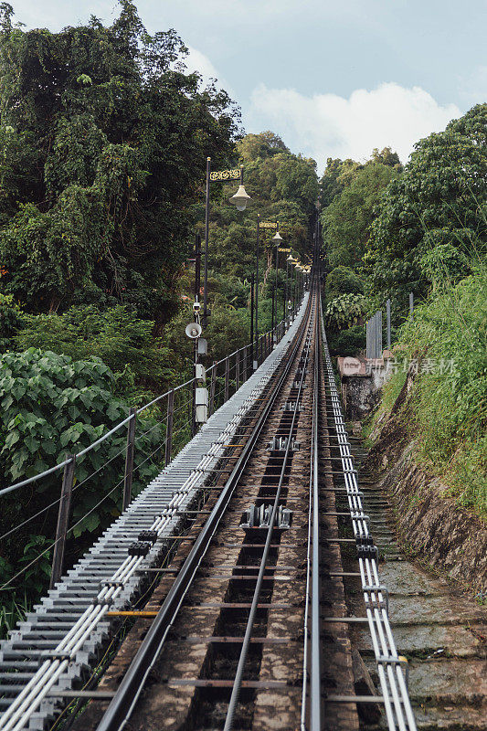 通往乔治城槟榔山山顶的单轨火车站。马来西亚槟城,。