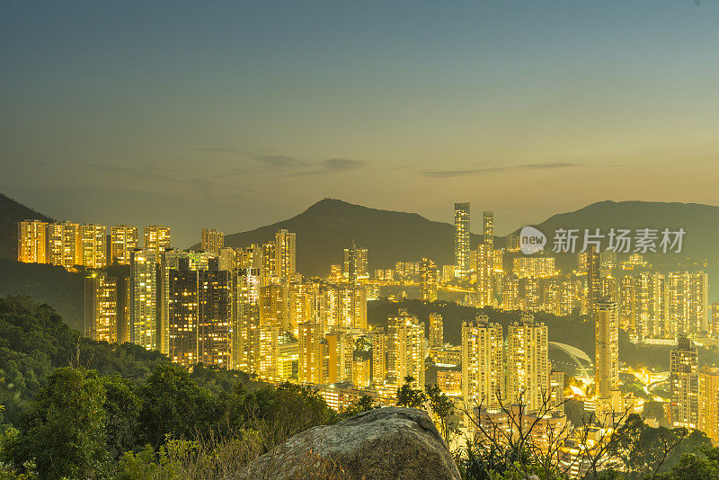 暮色中的香港城市天际线