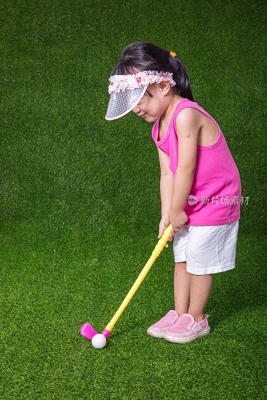 亚洲华人小女孩打高尔夫球