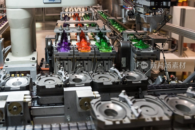 大型金属玩具制造机器上的一家工厂