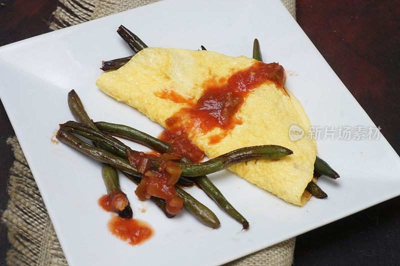 墨西哥菜-鸡蛋蛋卷和菜豆早餐盘