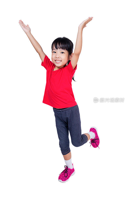 亚洲华人小女孩跳起来，挥舞着她的手
