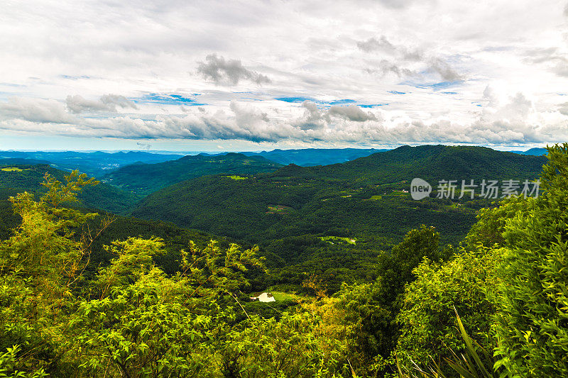 巴西格兰多和卡内拉之间的山