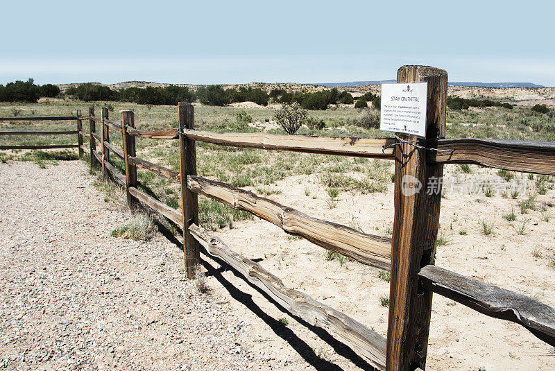 西南景观:木栅栏和沙漠景观