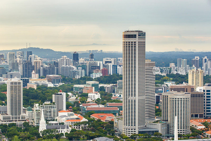 在阳光灿烂的日子里俯瞰新加坡城的商业大厦和金融区