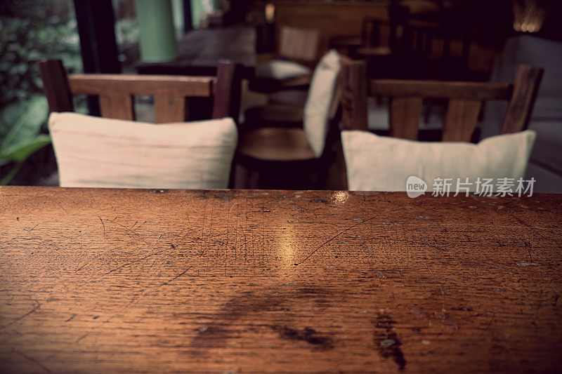 空木桌与酒吧，咖啡馆，餐厅模糊的backgro