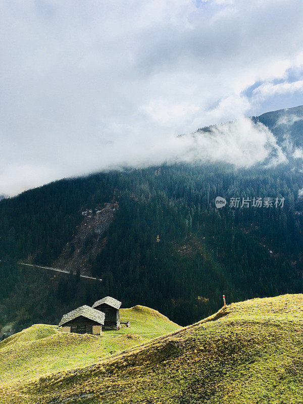 瑞士的山地草地和壮观的天空