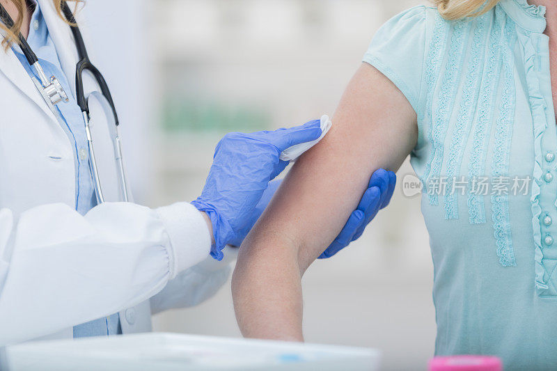 一个面目全非的女人准备注射流感疫苗