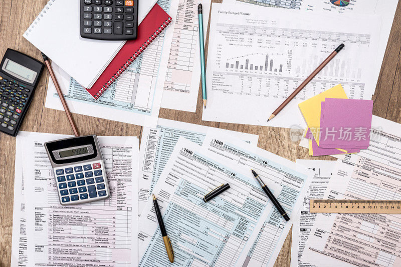 节约概念-税单，预算，记事本，笔，计算器
