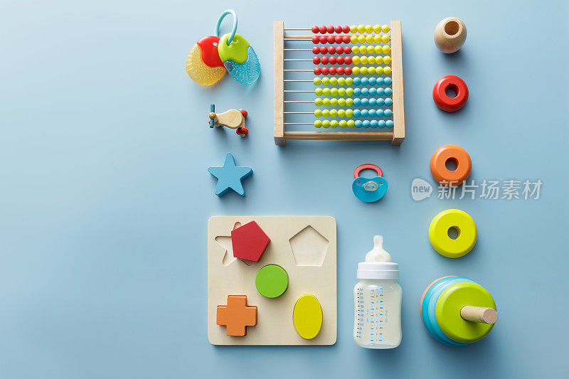 婴儿用品:木制玩具，奶瓶，奶嘴和出牙环静物