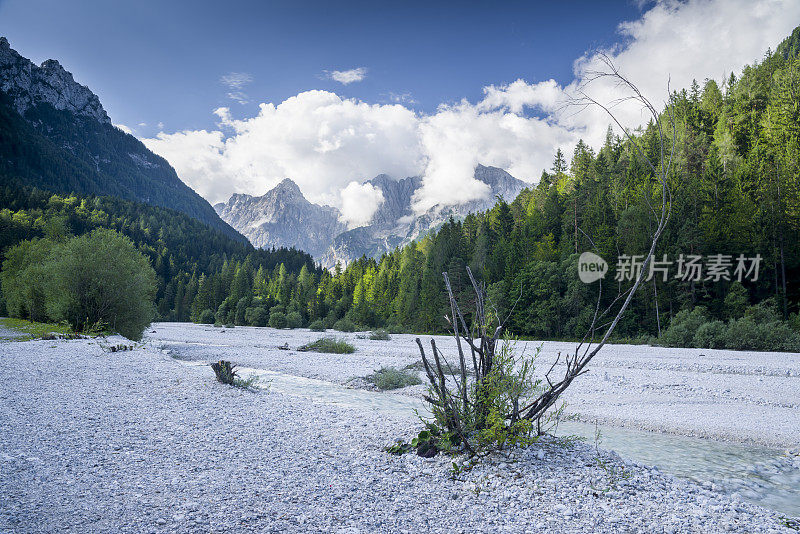 皮斯尼察河河床，在晨曦中的蓝天下，可以看到剃刀山和普瑞斯基尼克山