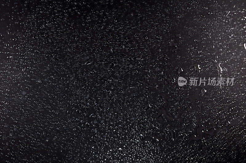 黑色湿玻璃表面用于纹理或背景。