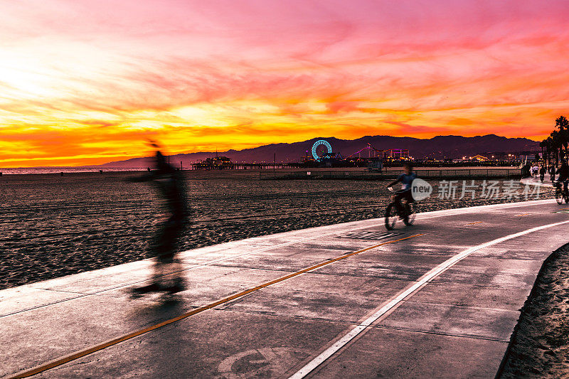 骑自行车在圣莫尼卡木板路-洛杉矶-美国