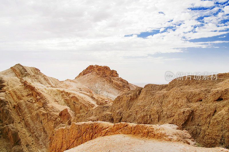 切比卡绿洲的岩石，撒哈拉沙漠著名的地标。突尼斯。