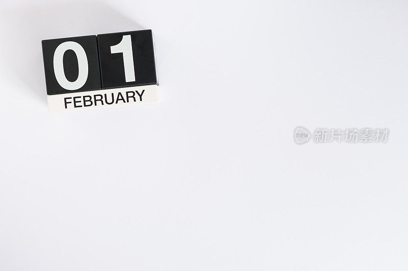 2月1日。月1日，日历以白色为背景。冬天的时间。文本空白