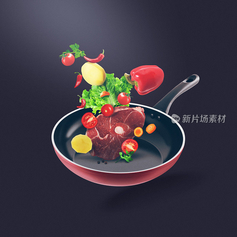 在煎锅上飞行有机食物和新鲜的肉。食物插图不同的蔬菜和新鲜的肉类在孤立的黑色背景
