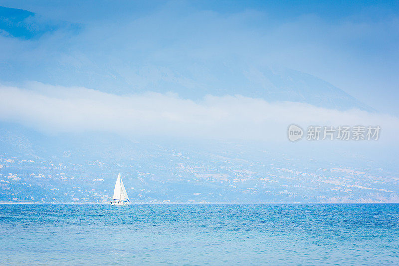 美丽的夏日海景。帆船在远处行驶。欧洲希腊的凯法洛尼亚岛