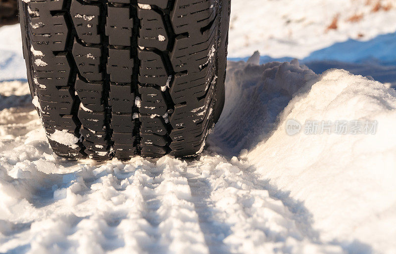 冬季轮胎抓地力在雪-近