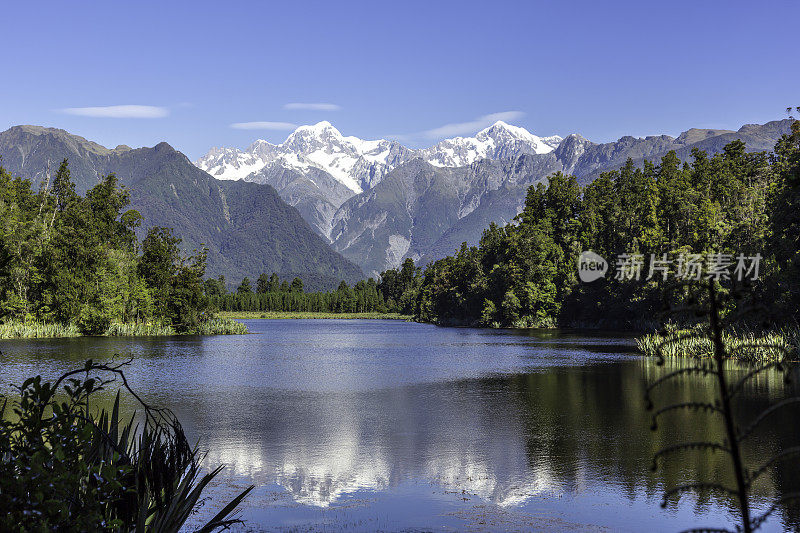 湖Matheson反射景观全景，新西兰，南岛