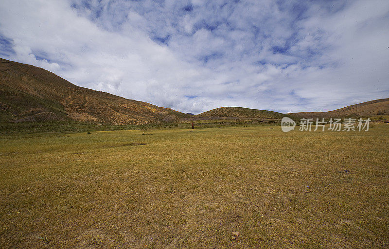 高山和多云的天空