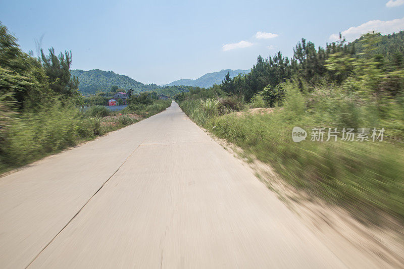 阳光灿烂的日子里的水泥路