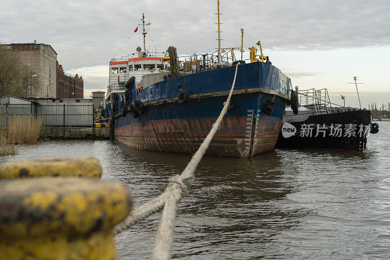 货船停泊在码头