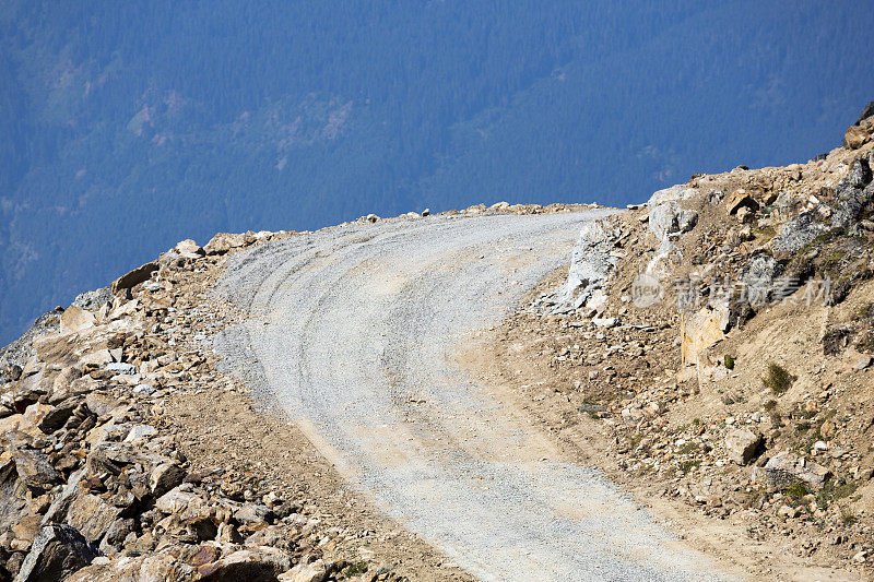 道路穿过极端的山区