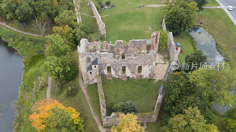 拉脱维亚杜贝莱古城堡废墟无人机俯视图