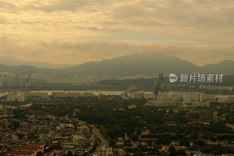 日出时的首尔市景