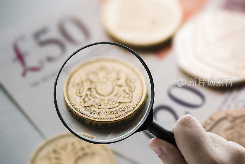 关注货币——放大英镑的放大镜。
