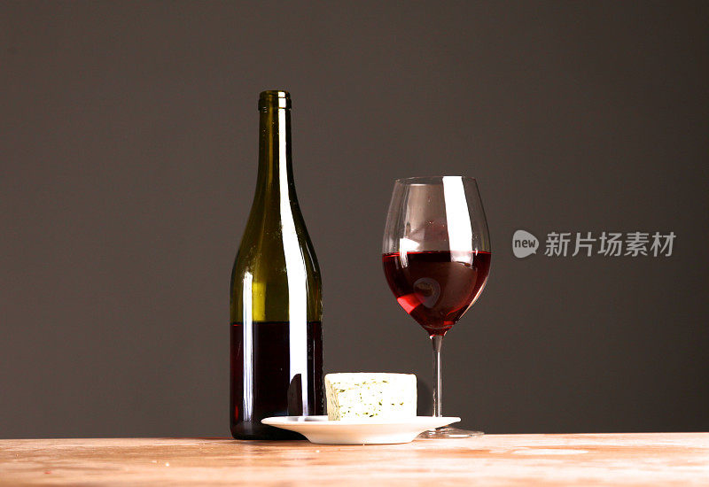 桌上有一瓶葡萄酒和一个玻璃杯