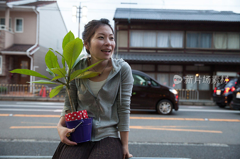 女人带着植物