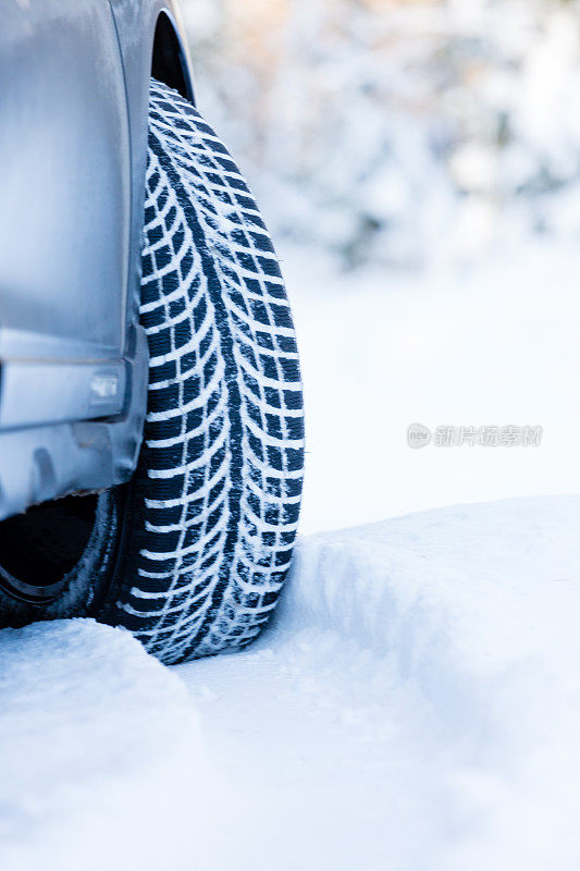 冬季轮胎。特写SUV轮胎在下雪的冬天条件。
